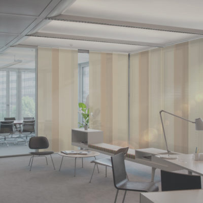 Flächenvorhang für die Fenster