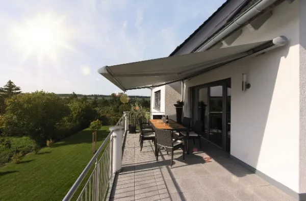 Graue Kassettenmarkise auf dem Balkon