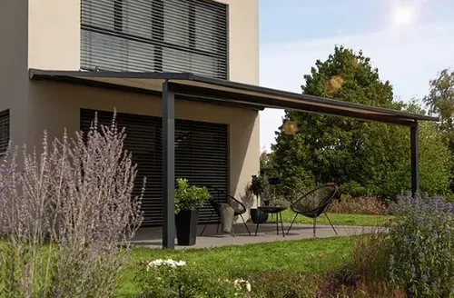 Hellbraune Pergola Markise mit anthrazitfarbenen Stützen