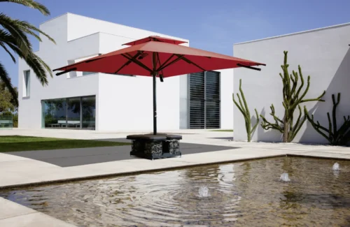 Caravita Sonnenschirm am Pool auf einer Terrasse.