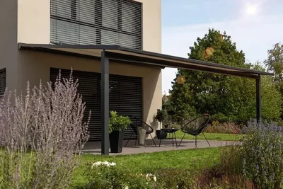 Pergola Markise in hellem Ton mit dunkler Umrandung